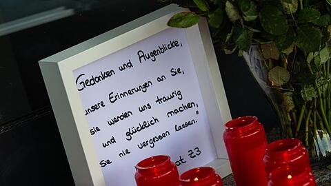 Kerzen und eine Nachricht an Walter Lübcke am Haupteingang des Regierungspräsidiums in Kassel.