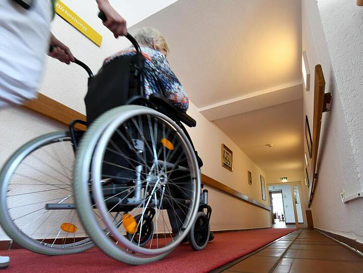 Pflegebedürftige und ihre Angehörigen sollen künftig aussagekräftigere Bewertungen von Pflegeheimen bekommen.