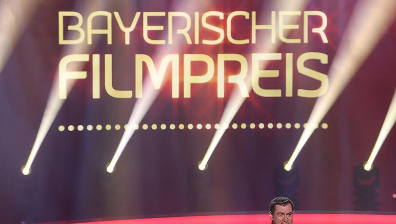 Der Bayerische Ministerpräsident Markus Söder (CSU) steht auf der Bühne bei der Preisverleihung.