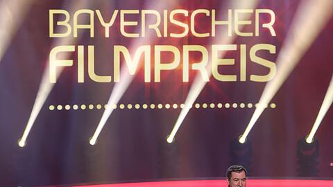 Der Bayerische Ministerpräsident Markus Söder (CSU) steht auf der Bühne bei der Preisverleihung.