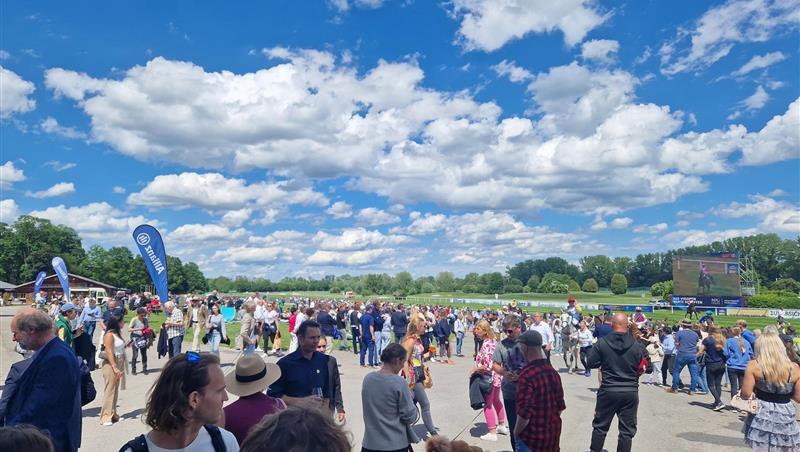 Weiß-blauer Himmel über einer echten Münchner Institution: Die Galopprennbahn München-Riem zog über 4.500 Besucher an. Weiß-blauer Himmel über einer echten Münchner Institution: Die Galopprennbahn München-Riem zog über 4.500 Besucher an.