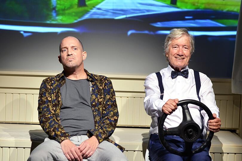 Alex (Patrick Wolff) zeigt Monsieur Pierre (Christian Wolff) wie man den Computer als Fahrsimulator nutzt.