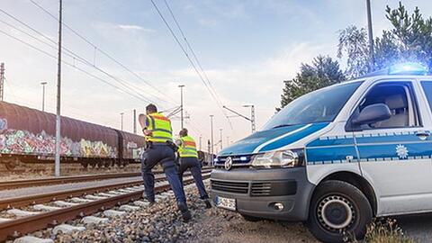 Triebfahrzeugführer entdeckten die Kinder kurz nach 16 Uhr: Gleissperrungen, massive Störungen des Bahnverkehrs in dem viel befahrenen Streckenabschnitt und ein Soforteinsatz der Bundespolizei folgten. (Symbolbild)