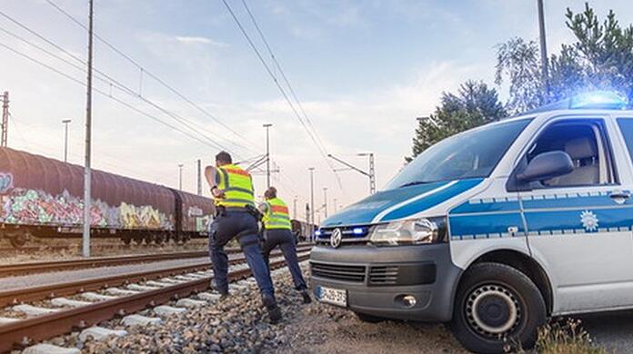 Triebfahrzeugführer entdeckten die Kinder kurz nach 16 Uhr: Gleissperrungen, massive Störungen des Bahnverkehrs in dem viel befahrenen Streckenabschnitt und ein Soforteinsatz der Bundespolizei folgten. (Symbolbild)