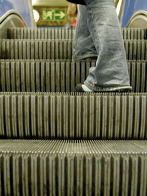 Die 13-J&auml;hrige wurde auf der Rolltreppe stehend von einem 65-J&auml;hrigen von hinten begrapscht. (Symbolbild)