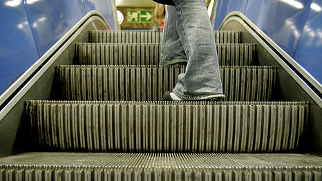 Die 13-J&auml;hrige wurde auf der Rolltreppe stehend von einem 65-J&auml;hrigen von hinten begrapscht. (Symbolbild)