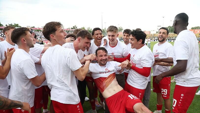 W&uuml;rzburg feiert die R&uuml;ckkehr in den Profifu&szlig;ball.