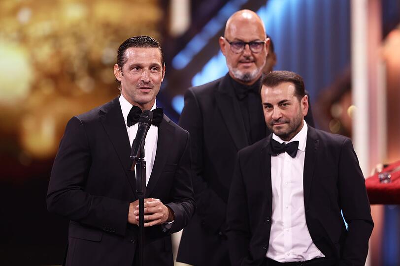 2026 gewann Ali Güngörmüş zusammen mit Frank Rosin (Mitte) und Alexander Kumptner (links) den Deutschen Fernsehpreis für ihre Doku-Soap "Roadtrip Australien - Drei Spitzenköche auf vier Rädern". 2026 gewann Ali Güngörmüş zusammen mit Frank Rosin (Mitte) und Alexander Kumptner (links) den Deutschen Fernsehpreis für ihre Doku-Soap "Roadtrip Australien - Drei Spitzenköche auf vier Rädern".