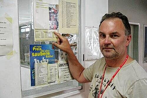 Ex-AEG-Kämpfer Harald Dix entdeckt in der Halle einen Aushang seines ehemaligen Chefs.