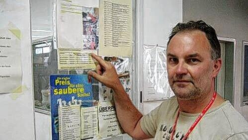 Ex-AEG-Kämpfer Harald Dix entdeckt in der Halle einen Aushang seines ehemaligen Chefs. Ex-AEG-Kämpfer Harald Dix entdeckt in der Halle einen Aushang seines ehemaligen Chefs.