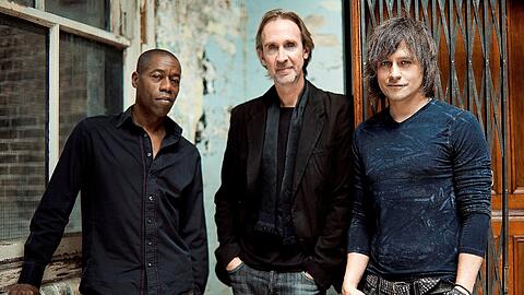 Bandgründer Mike Rutherford (Mitte) ist mit den Mechanics unterwegs und hat dazu Andrew Roachford (li.) und Tim Howar gewonnen.