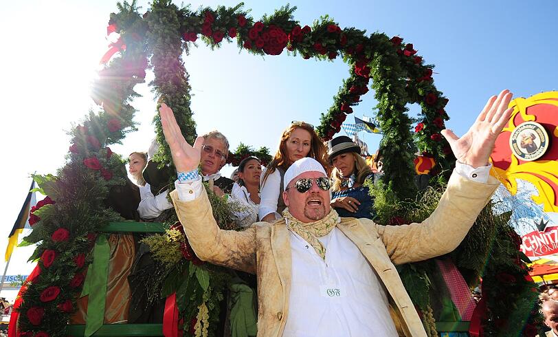 Keine Wiesn ohne ihn: DJ Ötzi dirigiert beim Oktoberfest-Einzug.
