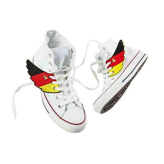 Klein und feinAuf dem Weg ins Finale wünschen die Fans ihrer Mannschaft Flügel &ndash; die Firma Donkey Products verleiht in diesem Sommer den Fans Flügel: in Form von Shwings. Das ist ein Paar Flügel als Deko für Sneakers und andere Schuhe mit Schnürung (9,95 Euro). Und auch wer auf der Suche nach anderen ähnlich dezenten WM-Accessoires ist, wird in Supermärkten, Bekleidungsläden und im Internet fündig. Von Ohrsteckern in Nationalfarben bis hin zu kleinen Buttons Nationalfarben, die zeigen, wem der Träger ab 12. Juni die Daumen drückt.