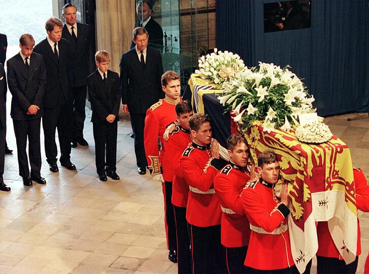 Harry bei der Beerdigung seiner Mutter Diana.
