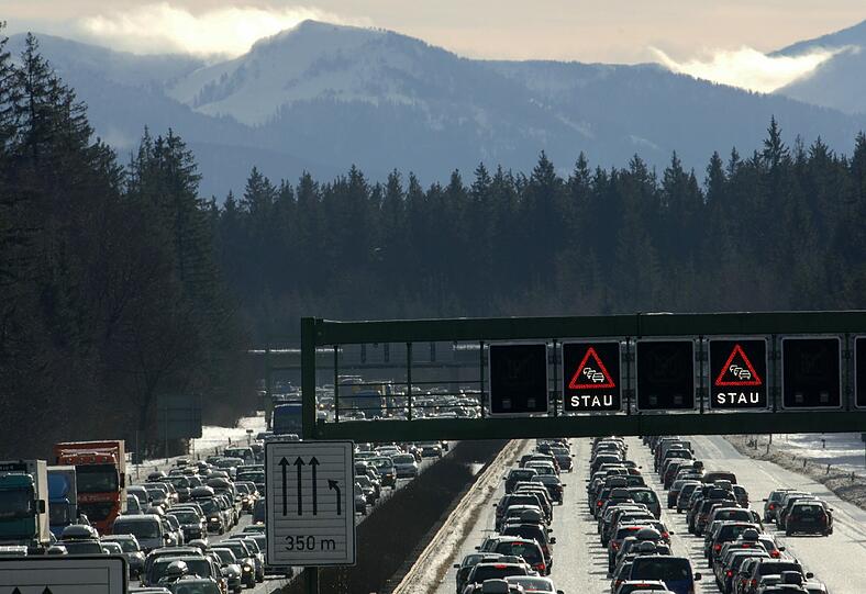 Die A8 bei Hofolding: Ab 2016 gilt die &bdquo;Infrastrukturabgabe&ldquo; auf Autobahnen und Bundesstraßen. Der genaue Termin ist noch offen.