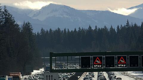 Die A8 bei Hofolding: Ab 2016 gilt die &bdquo;Infrastrukturabgabe&ldquo; auf Autobahnen und Bundesstraßen. Der genaue Termin ist noch offen.