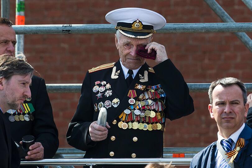 Zum 70. Jahrestag des Sieges der Sowjetunion über Hitlerdeutschland nahm Kremlchef Wladimir Putin die pompöse Waffenschau ab.