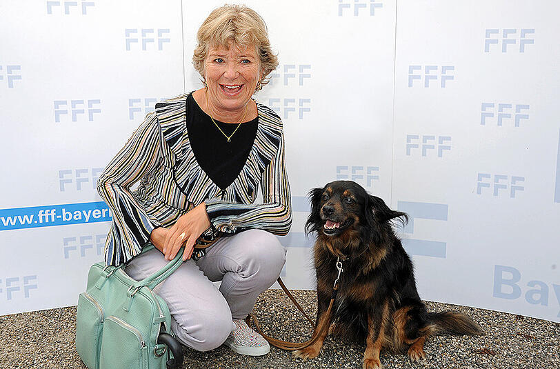 Die Schauspielerin Jutta Speidel kommt mit ihrem Hund Gino.
