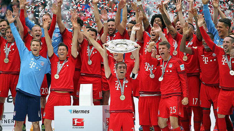 Zeigt her eure Schale! Die Bayern feiern in der letzten Saison den 25. Meistertitel.
