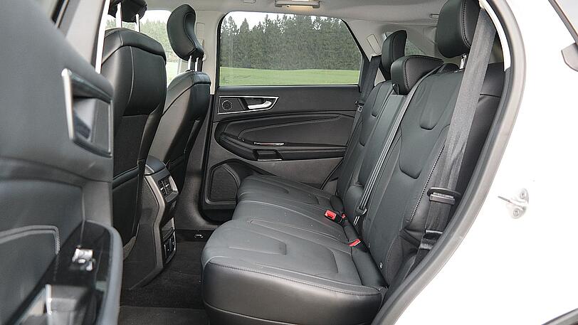 Auch Langbeinige Passagiere bekommen im Fond des Ford Edge keine Platzangst.