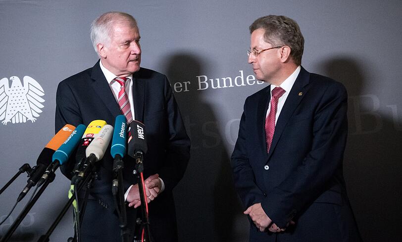 Hans-Georg Maaßen (r) ist nicht mehr Verfassungsschutz-Präsident. Er bekommt eine Stelle bei Innenminister Horst Seehofer (l.).