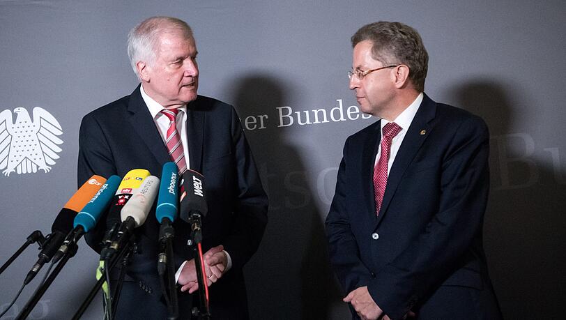 Hans-Georg Maaßen (r) ist nicht mehr Verfassungsschutz-Präsident. Er bekommt eine Stelle bei Innenminister Horst Seehofer (l.). Hans-Georg Maaßen (r) ist nicht mehr Verfassungsschutz-Präsident. Er bekommt eine Stelle bei Innenminister Horst Seehofer (l.).