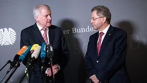 Hans-Georg Maaßen (r) ist nicht mehr Verfassungsschutz-Präsident. Er bekommt eine Stelle bei Innenminister Horst Seehofer (l.).