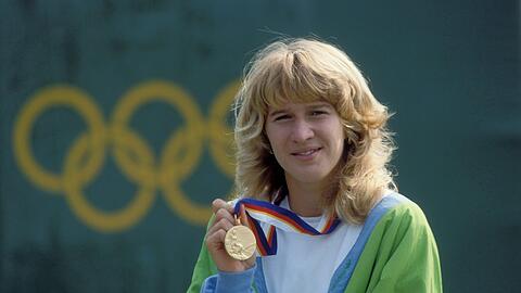 Da is&rsquo; das Ding: Nach dem Finalsieg gegen Gabriela Sabatini (u.) gab&rsquo;s für Steffi Graf Olympia-Gold, bei den Grand Slams dagegen Pokale.
