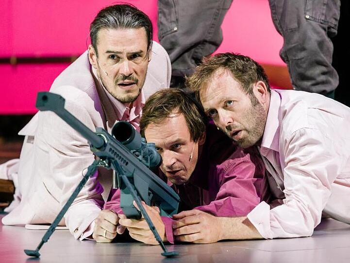 Tilman Strauß (l-r), Jan-Peter Kampwirth und Samuel Weiss liegen hinter einem Gewehr.