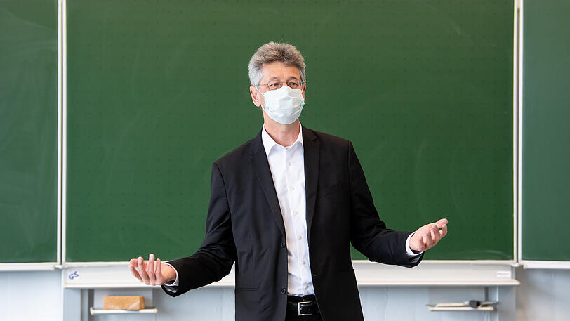 Setzt im Schulbetrieb auf einen Dreistufenplan: Bayerns Kultusminister Michael Piazolo (Freie Wähler), hier beim Besuch des Lise-Meitner-Gymnasiums im April in Unterhaching.