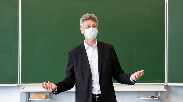 Setzt im Schulbetrieb auf einen Dreistufenplan: Bayerns Kultusminister Michael Piazolo (Freie Wähler), hier beim Besuch des Lise-Meitner-Gymnasiums im April in Unterhaching.