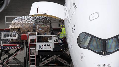 Ein Airbus A350 am Flughafen München. Viele Fluggäste warten eine Woche nach ihrem Zwischenstopp am Münchner Flughafen noch immer auf ihr Gepäck.