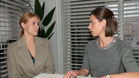 "GZSZ": Zoe ( l.) schlägt Matilda einen Pakt gegen Gerner vor.