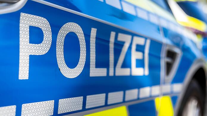 Polizisten untersuchen den Fund einer Handgranate in München-Obersendling. (Symbolbild)