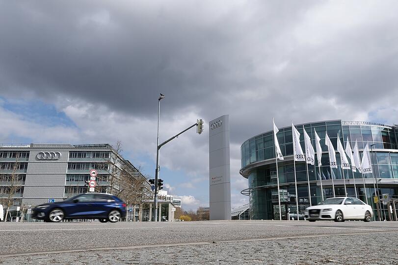 Dunkle Wolken sind über der Audi-Zentrale (l.) und dem Audi-Forum zu sehen. Der Autobauer kommt nicht aus der Krise.