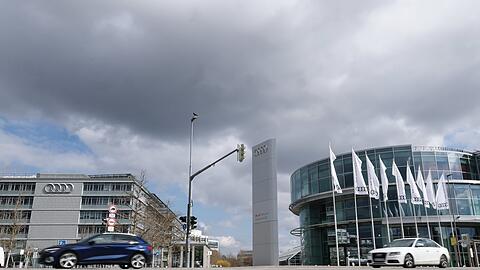 Dunkle Wolken sind über der Audi-Zentrale (l.) und dem Audi-Forum zu sehen. Der Autobauer kommt nicht aus der Krise.
