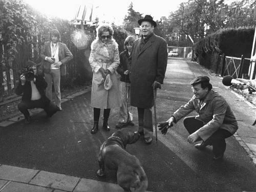 DDR-Spion Günter Guillaume (rechts knieend) begleitete Bundeskanzler Willy Brandt (hier mit seiner Frau Rut) auf allen Dienstreisen und vielen privaten Ausflügen.