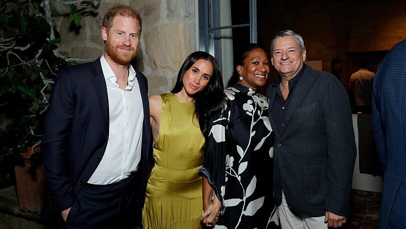 Prinz Harry und Herzogin Meghan zeigen sich vertraut mit Netflix-Chef Ted Sarandos und seiner Frau Nicole Avant.