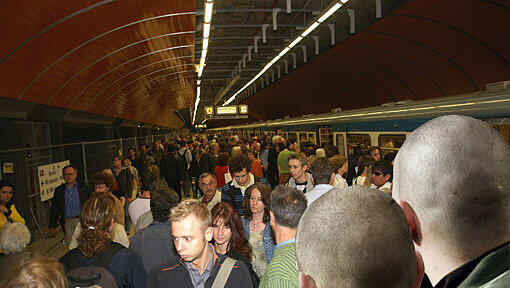 Um U-Bahnsteig Marienplatz wurden die beiden jugendlichen Skinheads angegriffen. Um U-Bahnsteig Marienplatz wurden die beiden jugendlichen Skinheads angegriffen.