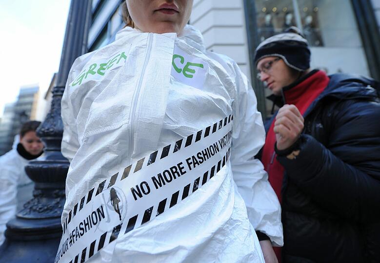 Mit einer Aufsehen erregenden Aktion demonstrieren Greenpeace-Aktivisten in Budapest vor einer Mode-Filiale gegen "giftige Garne". Die Bilder.