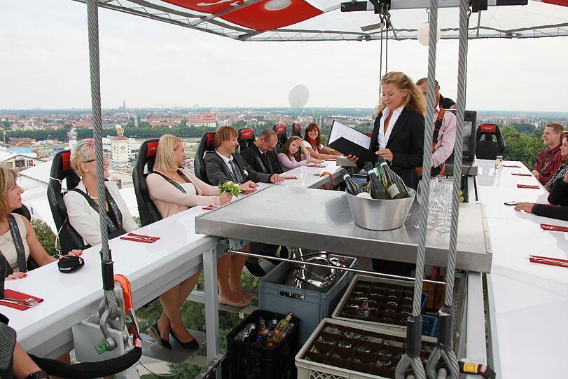 Mehr Bilder von Lukas' und Milenas Hochzeit im Himmel.