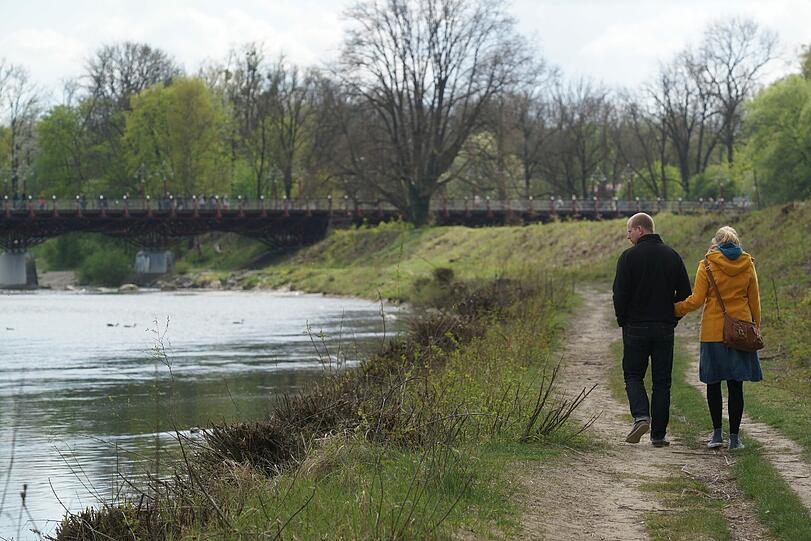 Ostern 2014 in München: AZ-Fotograf Daniel von Loeper hat am Wochenende die Biergärten, die Isar, den Tierpark und den Englischen Garten besucht und tolle Fotos gemacht. So schön war das Osterwochenende...