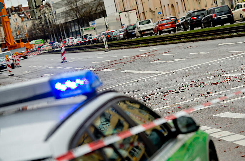 Niklas tobt in München: Auf einer Straße liegen zerbrochene Dachziegel auf der Fahrbahn und behindern den Verkehr.