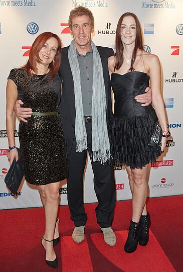 Der ehemalige Nationaltorhüter Uli Stein (M) mit Frau Cornelia und Tochter Jennifer (r)