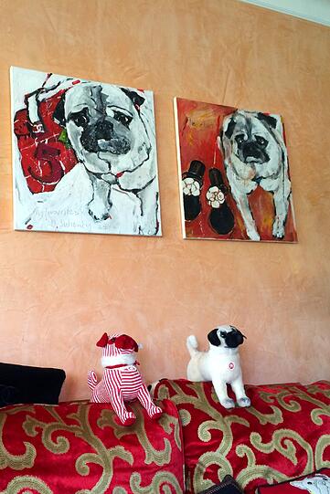 Dass Sir Henry ein besonderer Hund ist, wird in der Wohnung sofort klar: überall Möpse, Möpse überall. An den Wänden hängen Bilder und Gemälde der Knautschgesichter. Auf den Regalen und in den Vitrinen stehen sie Pfote an Pfote.