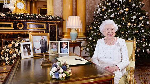 Die britische Königin Elizabeth II. bei ihrer Weihnachtsansprache im Buckingham Palast.