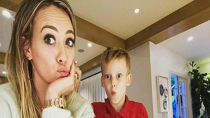 Hilary Duff hilft ihrem Sohn bei den Hausaufgaben