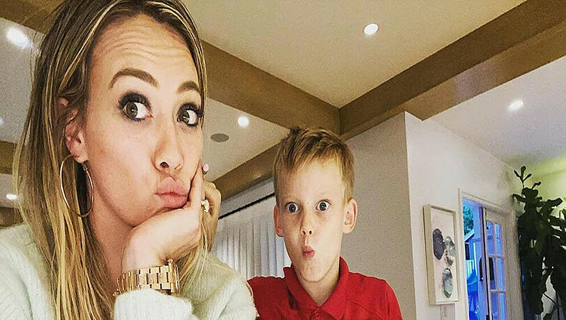 Hilary Duff hilft ihrem Sohn bei den Hausaufgaben Hilary Duff hilft ihrem Sohn bei den Hausaufgaben