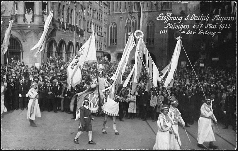 Eine Postkarte vom Festumzug, der hier den Marienplatz passiert.