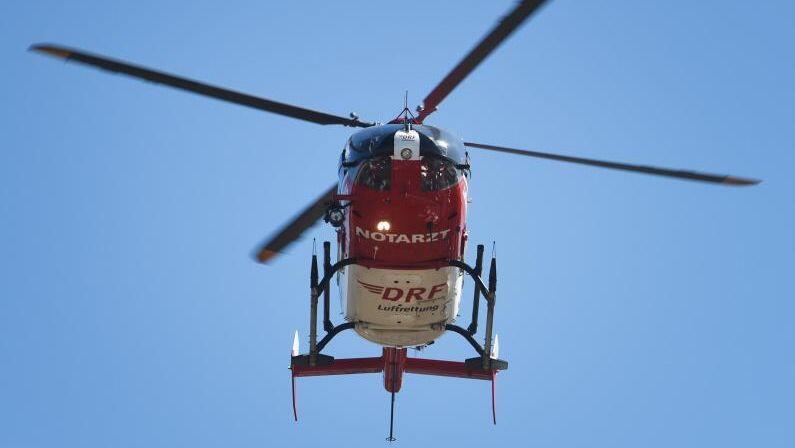 Ein Rettungshubschrauber im Einsatz. Foto: Stefan Sauer/Archiv